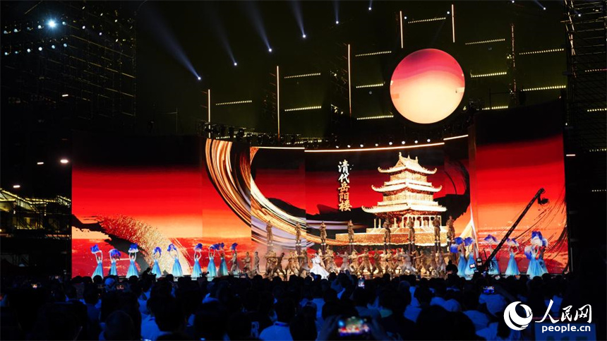 融合虛擬技術(shù)與大屏幕視覺呈現(xiàn)不同朝代的岳陽(yáng)樓。人民網(wǎng)記者 吳茜薇攝