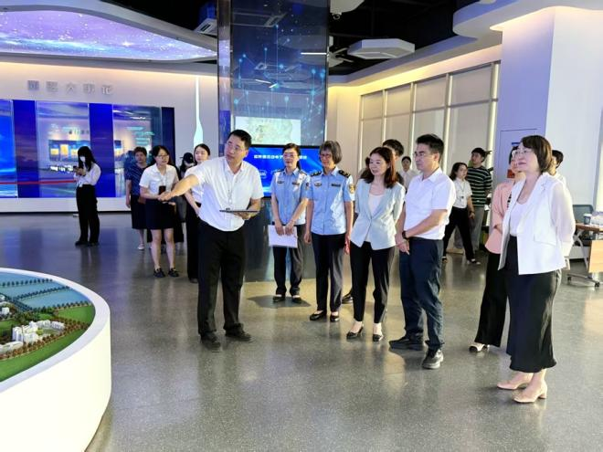 與會嘉賓參觀驛站。廈門市市場監(jiān)督管理局供圖