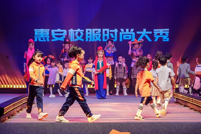 作為惠安縣僑商跨境出海走進(jìn)產(chǎn)業(yè)帶暨縣域重點(diǎn)產(chǎn)業(yè)鏈“四鏈”融合活動(dòng)之一，惠女服飾、箱包產(chǎn)業(yè)、校服產(chǎn)業(yè)“三個(gè)秀場(chǎng)”聯(lián)袂開演