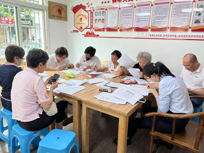廈門國際信托工作人員走進社區(qū)共商事宜