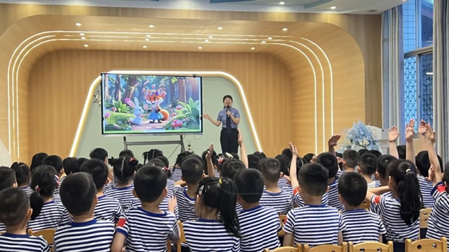 檢察官化身“法治副校長”，為海軍某部幼兒園開展法治授課