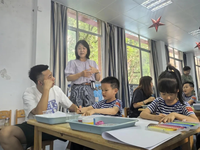 家庭教育指導(dǎo)師組織“情緒溝通”主題親子團(tuán)建活動