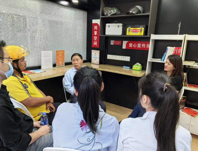退休黨員在黨群暖心驛站為群眾普及法律知識(shí)