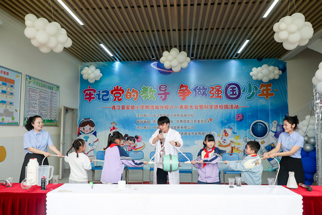 志愿者和學(xué)生們共同完成科學(xué)實(shí)驗(yàn)。中建海峽供圖