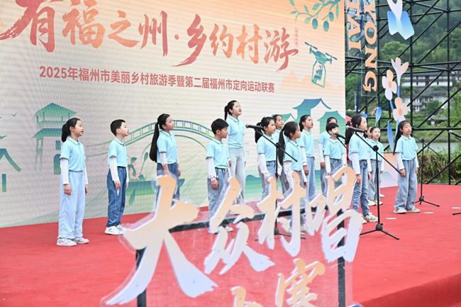 嵩口中心小學(xué)合唱團亮相大舞臺歌唱屬于永泰的民謠。永泰縣教育局供圖