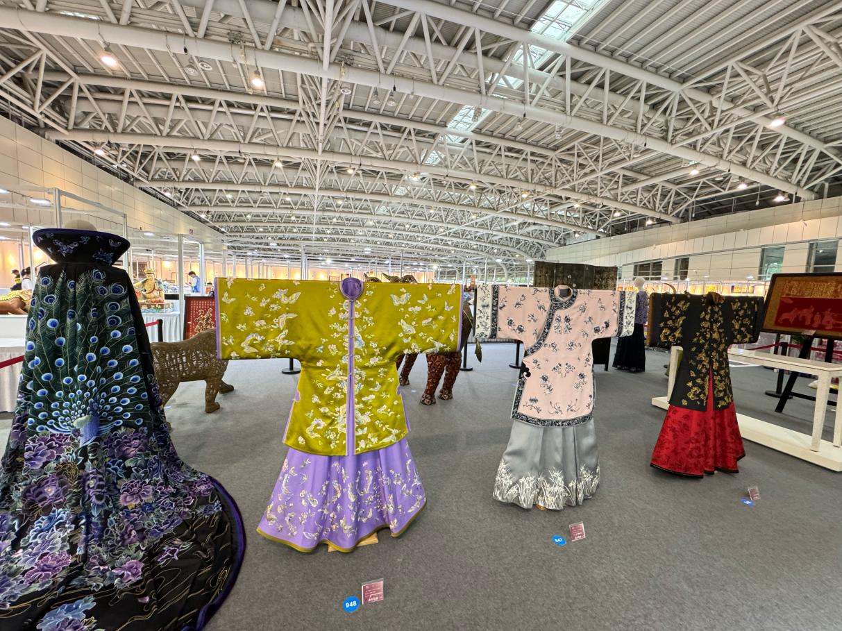 畢紅最新創(chuàng)作的京繡作品在2025中國工藝美術(shù)博覽會展出。受訪者供圖