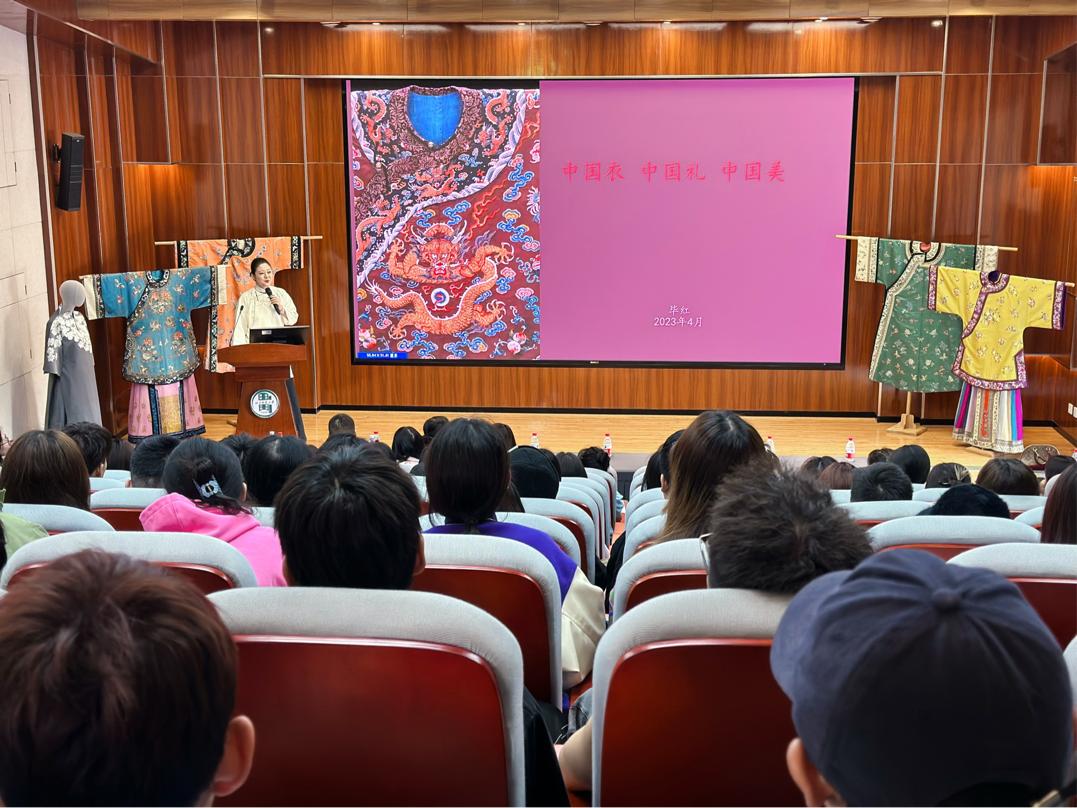 畢紅在高校作非遺京繡主題分享。受訪者供圖