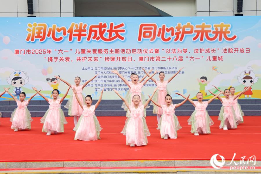 合唱《我們屬于大自然》。人民網(wǎng)記者 陳博攝