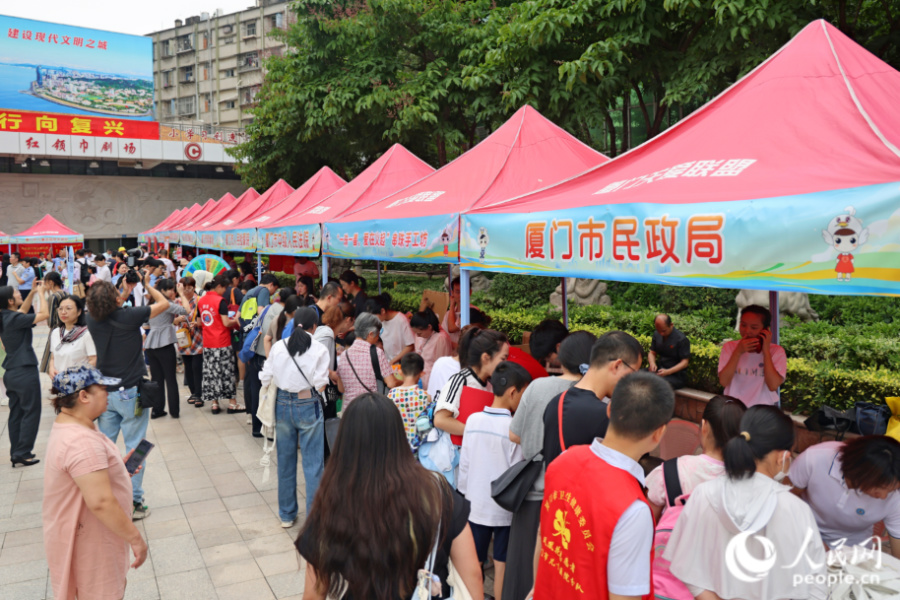 “同心護(hù)未來(lái)”知識(shí)宣傳區(qū)，工作人員正在進(jìn)行講解。人民網(wǎng)記者 陳博攝