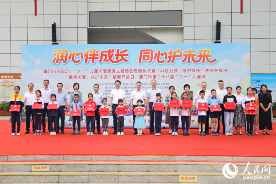 兒童繪畫(huà)優(yōu)秀作品頒獎(jiǎng)環(huán)節(jié)。人民網(wǎng)記者 陳博攝