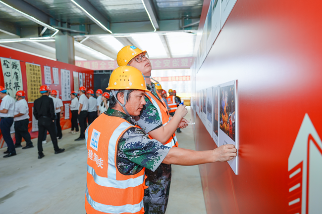 項目一線工人參與投票。中建海峽供圖