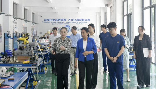 趙文波參觀廈門南洋職業(yè)學(xué)院實(shí)訓(xùn)樓