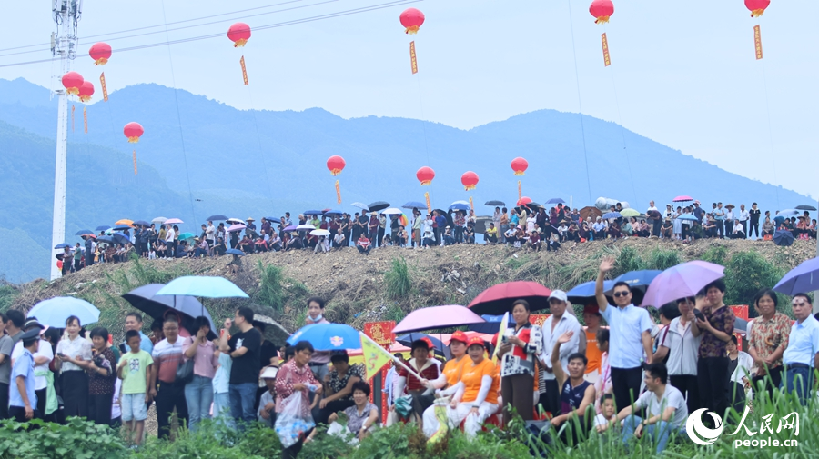 觀眾觀看龍舟比賽，慶祝傳統(tǒng)節(jié)日。人民網(wǎng) 李昌乾攝