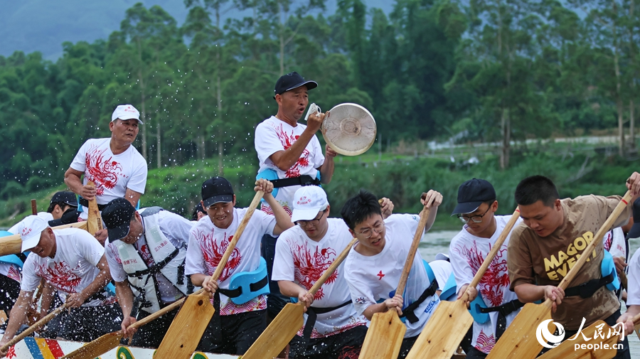 隊員敲鑼助威。人民網(wǎng) 李昌乾攝