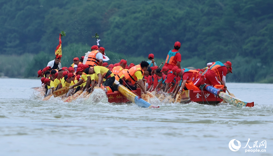 龍舟競逐，水花四濺。人民網(wǎng) 李昌乾攝