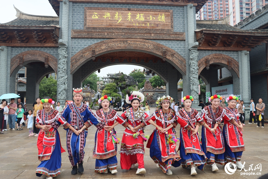 活動期間舉行的國家級非物質(zhì)文化遺產(chǎn)代表性項目——高山族拉手舞表演。人民網(wǎng) 李昌乾攝