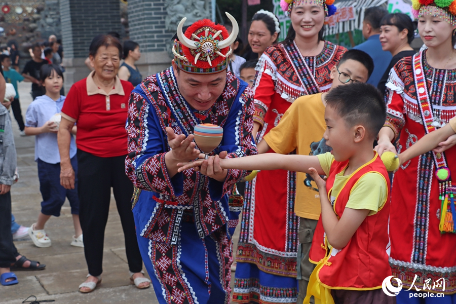 游客體驗高山族拋陀螺。人民網(wǎng) 李昌乾攝