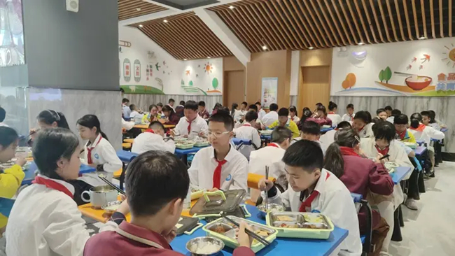 如今的校園食堂干凈明亮。寧德市教育局供圖