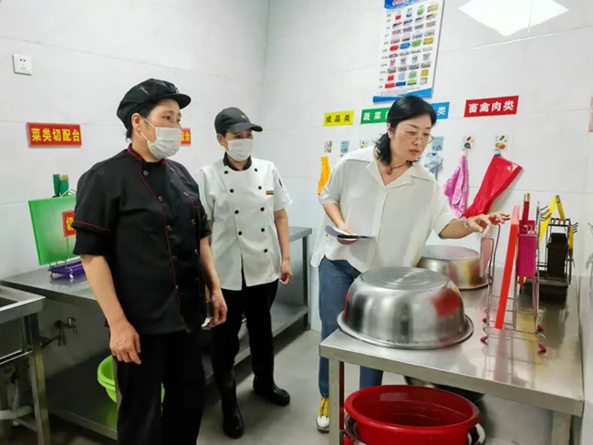 建立膳食監(jiān)督家長(zhǎng)委員會(huì)制度。寧德市教育局供圖