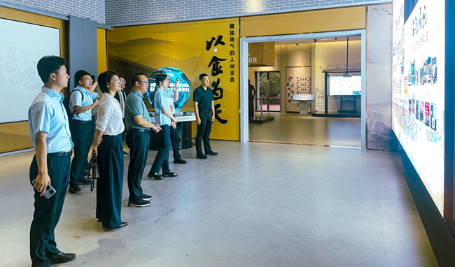 廈門國(guó)際銀行三明分行工作人員深入沙縣小吃集團(tuán)開(kāi)展產(chǎn)業(yè)調(diào)研