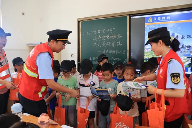 為學(xué)生們送上公路宣傳小禮物