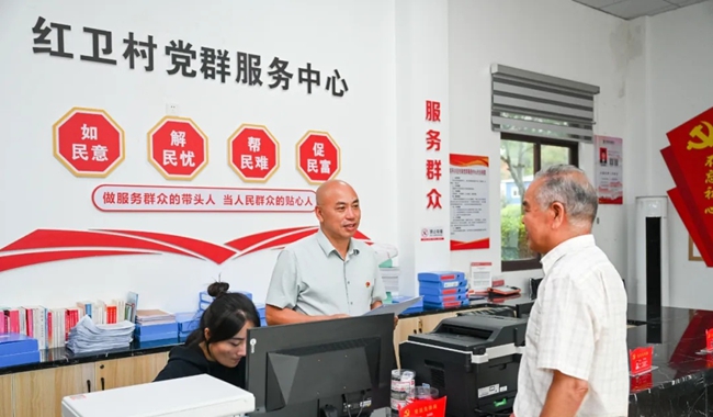 在紅衛(wèi)村黨群服務中心，林希騰解答村民問題
