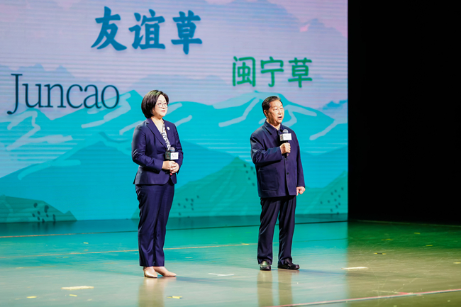 黨的二十大代表、全國脫貧攻堅貢獻獎、感動中國2022年度人物、第九屆全國道德模范、國家菌草工程技術研究中心首席科學家林占熺和全國三八紅旗手、國家菌草工程技術研究中心副主任林冬梅父女。主辦方供圖