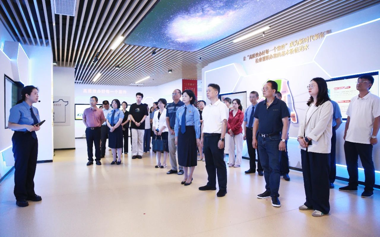 與會代表參觀福建省未成年人檢察展示平臺數(shù)字展館。福建省人民檢察院供圖