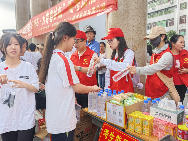 長汀公司青年志愿者為考生準備了飲用水、應急藥品、高考加油扇、文具袋等物品