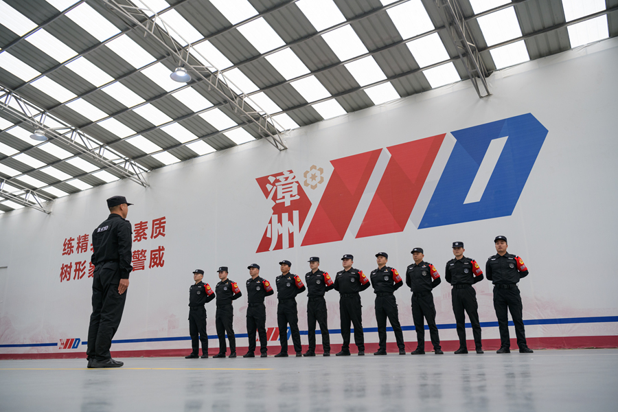 “漳州110”民警在訓(xùn)練中（資料圖）。漳州市公安局供圖