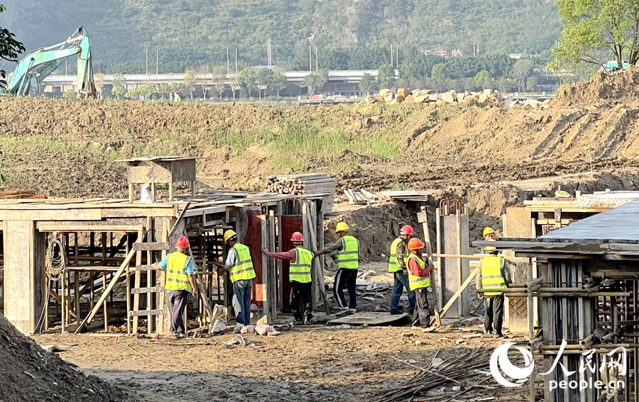 在閩江北港，生態(tài)島觀景臺正在建設(shè)。人民網(wǎng)記者 陳藍(lán)燕攝