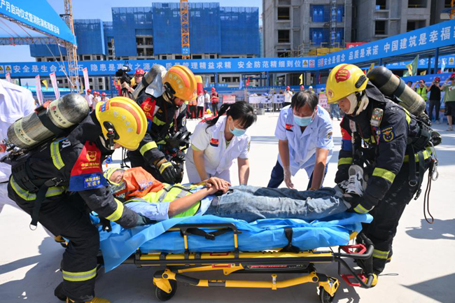 消防救援隊(duì)員和120救護(hù)人員聯(lián)手救援演練