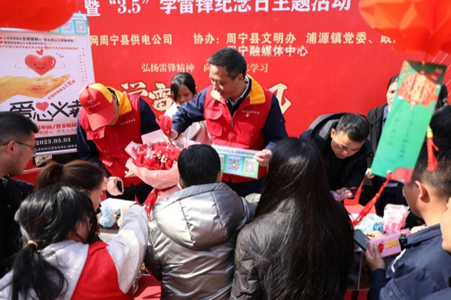 葉德奕參與學(xué)雷鋒日愛心義賣活動