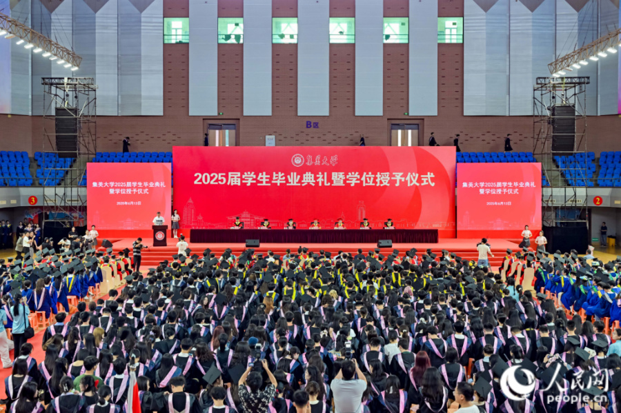 畢業(yè)典禮現(xiàn)場(chǎng)。人民網(wǎng)記者 陳博攝