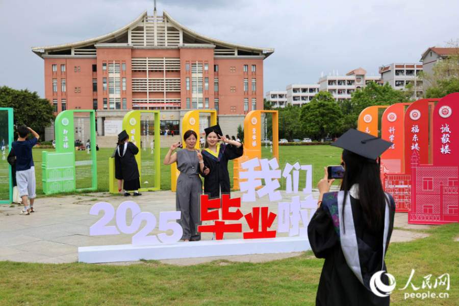 畢業(yè)生與家長合影留念。人民網(wǎng)記者 陳博攝