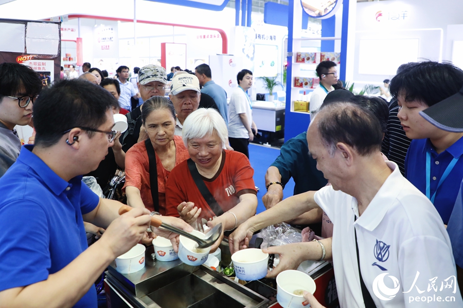 市民品嘗福州魚丸。人民網(wǎng) 李唯一攝