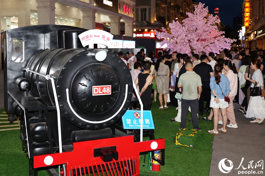 現(xiàn)場設(shè)置小火車主題車廂，打造駛向臺灣記憶的“時光列車”。人民網(wǎng)記者 陳博攝