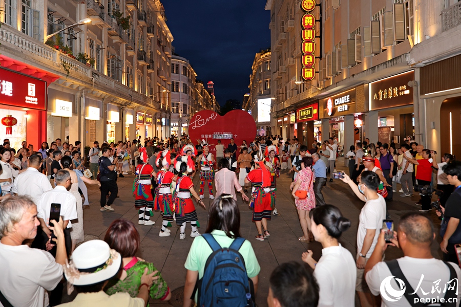 市民游客熱情參與到臺灣阿美族歌舞中。人民網(wǎng)記者 陳博攝