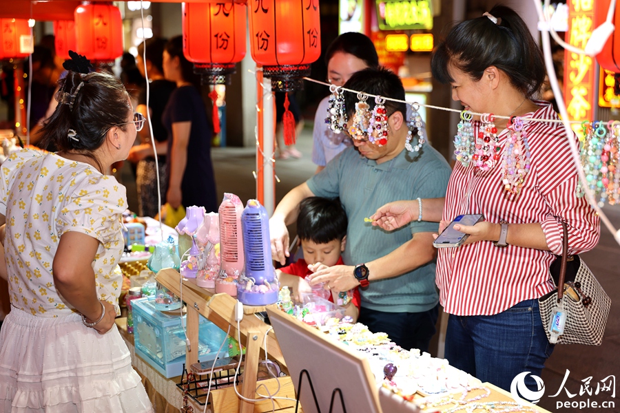 市民游客觀賞臺灣特色文創(chuàng)產(chǎn)品。人民網(wǎng)記者 陳博攝