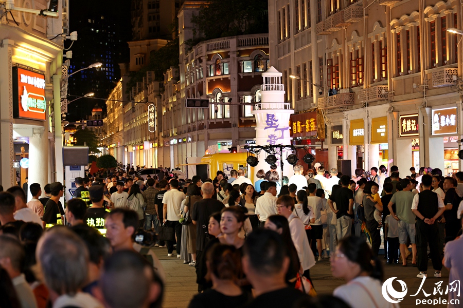 臺灣樂隊奏唱吸引觀者駐足。人民網(wǎng)記者 陳博攝