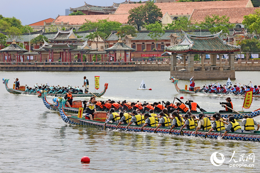 臨近終點(diǎn)，各隊(duì)伍你追我趕，全力揮槳。人民網(wǎng)記者 陳博攝