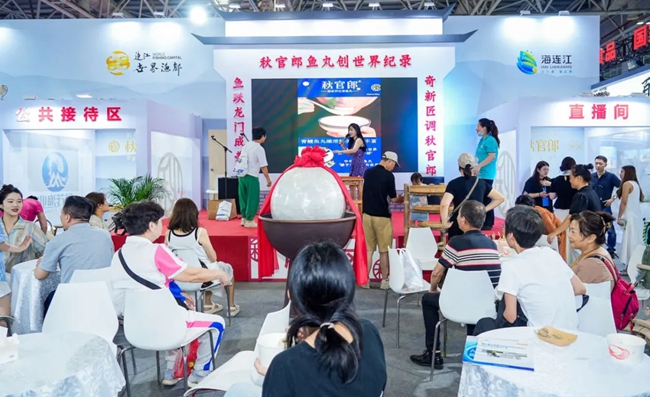游客品嘗連江魚丸