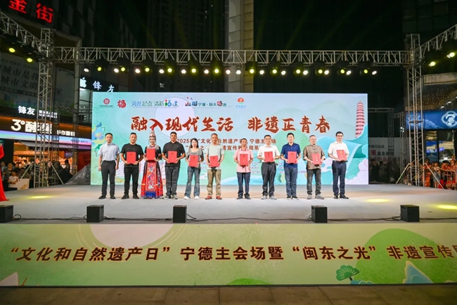頒發(fā)證書