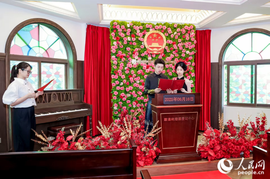 首對新人宣讀結婚誓詞。人民網記者 陳博攝