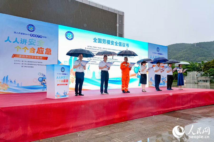 7名全國勞動模范和先進工作者現(xiàn)場發(fā)出倡議。人民網(wǎng)記者 陳博攝