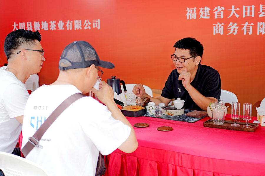 現(xiàn)場(chǎng)沖泡的大田美人茶吸引許多茶客駐足品茗。主辦方供圖