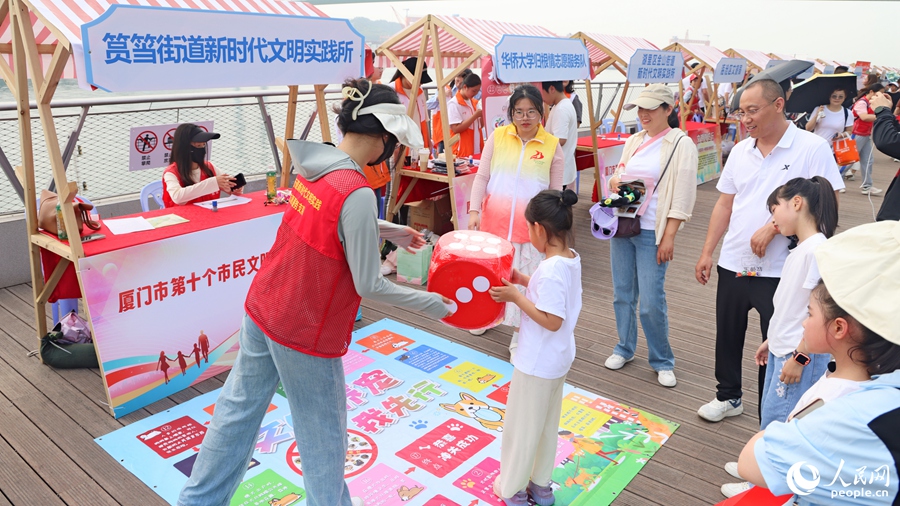 市民游客參與文明趣味互動(dòng)游戲。人民網(wǎng)記者 陳博攝