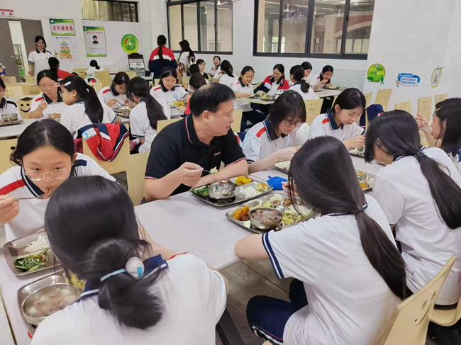 學(xué)生餐桌上的菜品更加新鮮多樣。安溪縣委宣傳部供圖