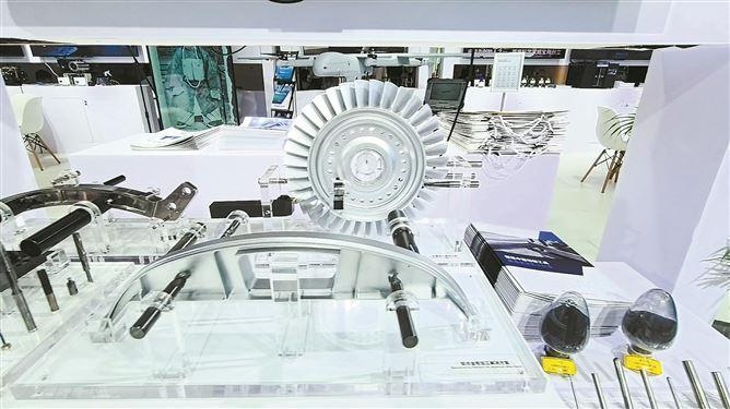 在金鷺特種合金展位上，各種身懷絕技的“神兵利器”亮相，我國許多航空航天重器就是由它們“裁”出來的。