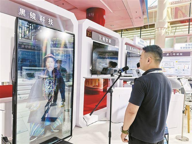 在廈門黑鏡科技展位上，AI“左宗棠”與參觀者互動。